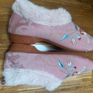 Embroidered comfortable faux fur shoes,size 7,brand new.